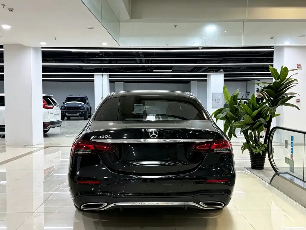 Mercedes-Benz E-Class — миниатюра 8
