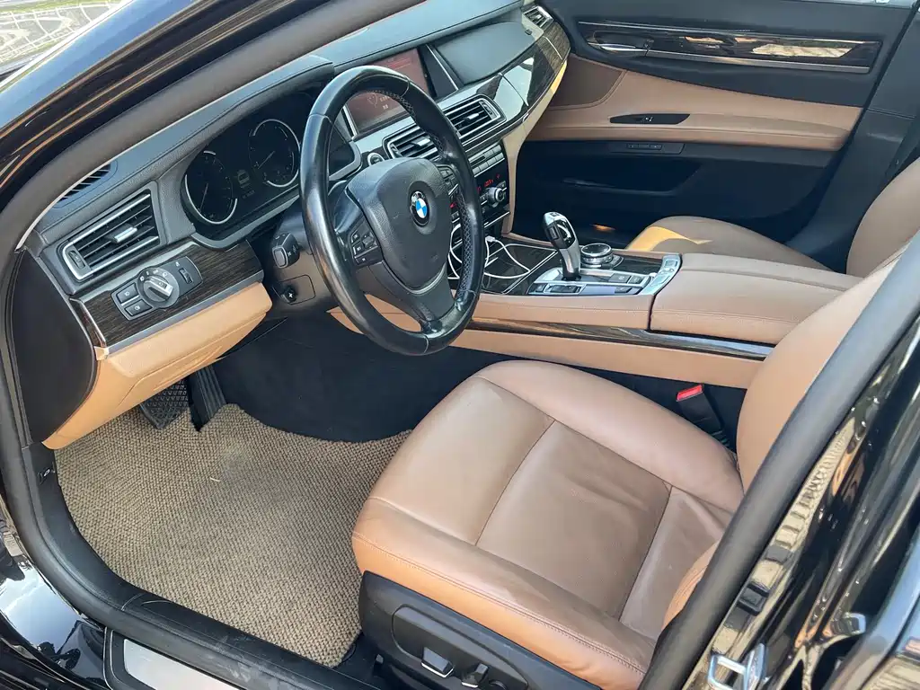 BMW 7 Series — миниатюра 7