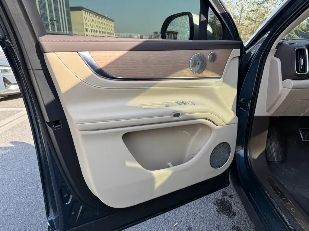 AITO ASK THE WORLD M9