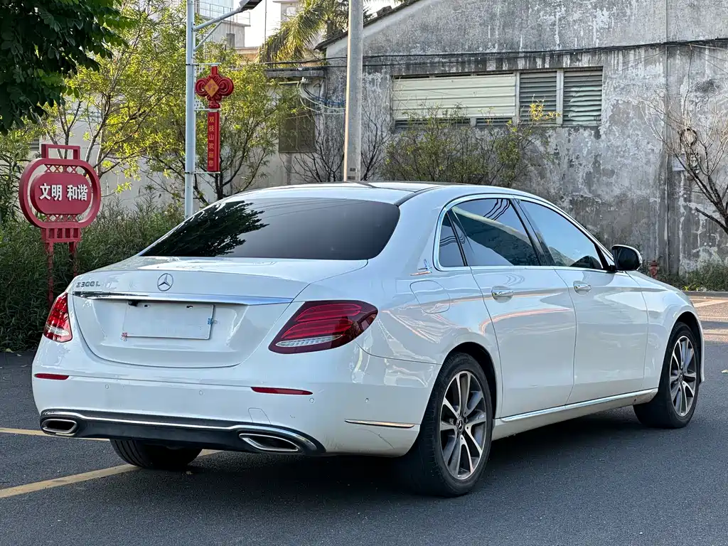 MERCEDES-BENZ E CLASS