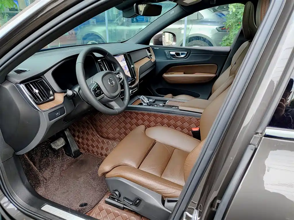 Volvo XC60 2024 B5 Luxury