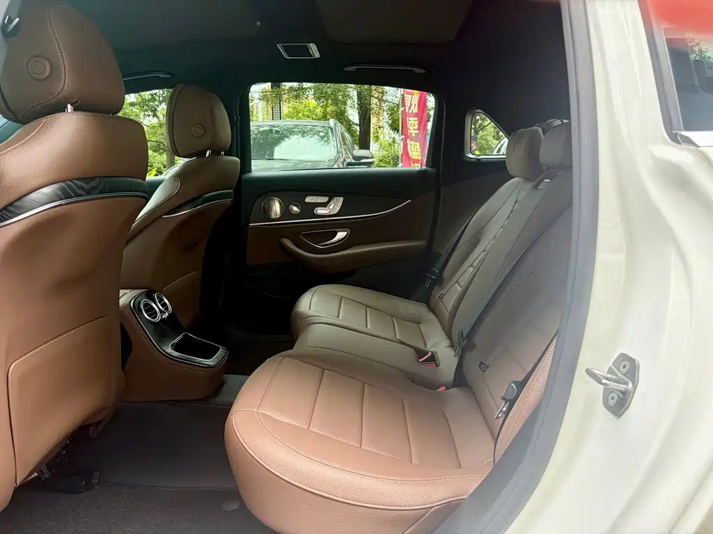 Mercedes-Benz E-Class — миниатюра 17