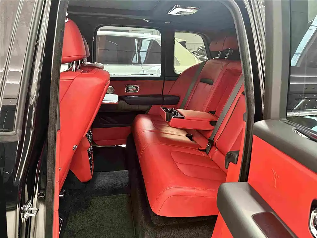 Rolls-Royce Cullinan — миниатюра 12