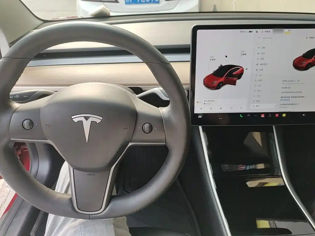 Tesla Model 3 — миниатюра 10