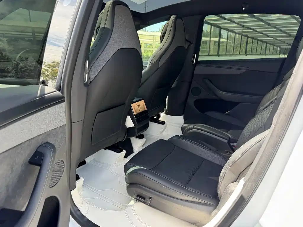 Tesla Model Y L — миниатюра 16