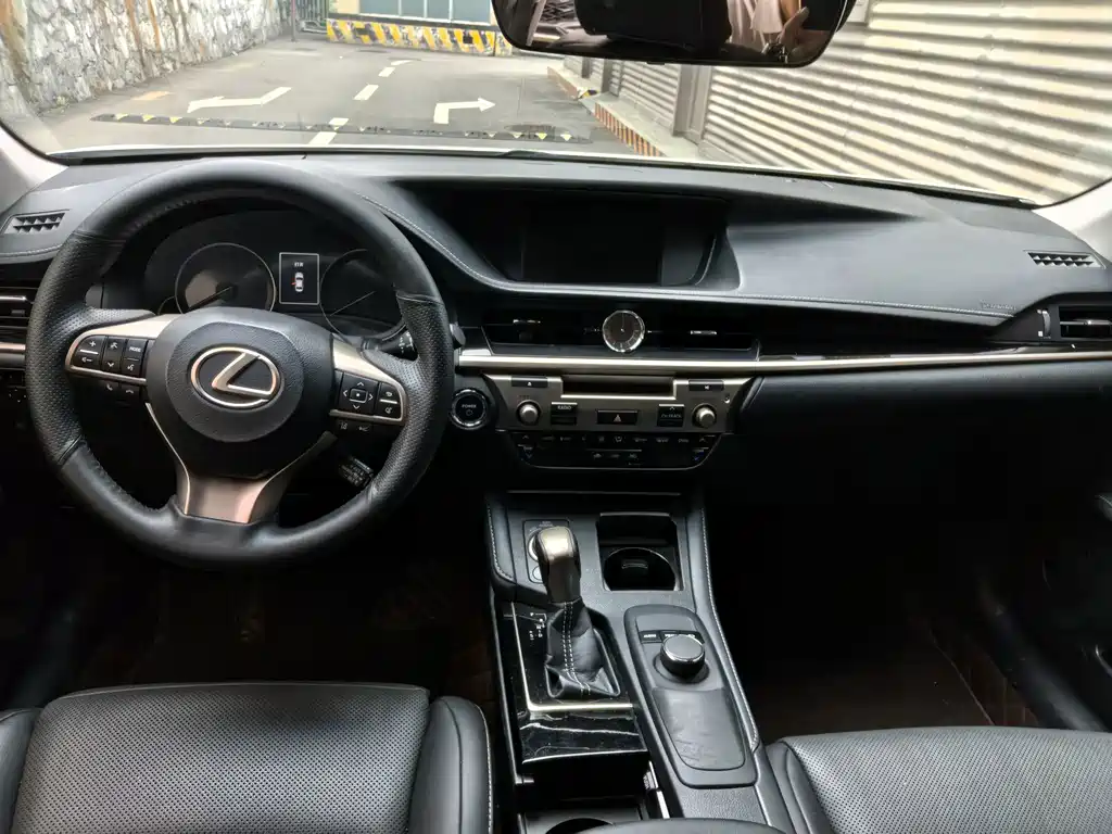 Lexus ES 2015 300h Comfort