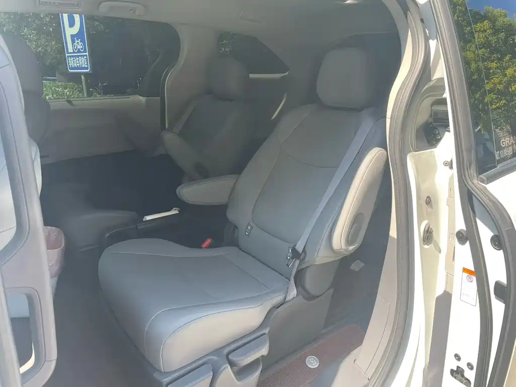 Toyota Granvia — миниатюра 5