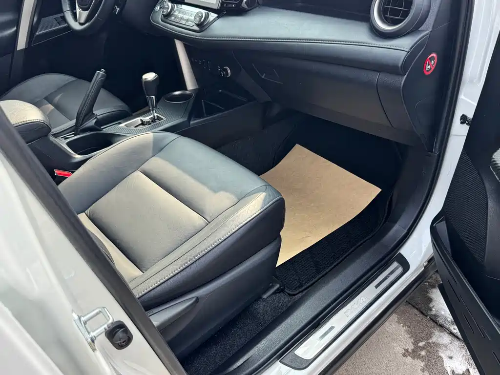 Toyota RAV4 — миниатюра 10