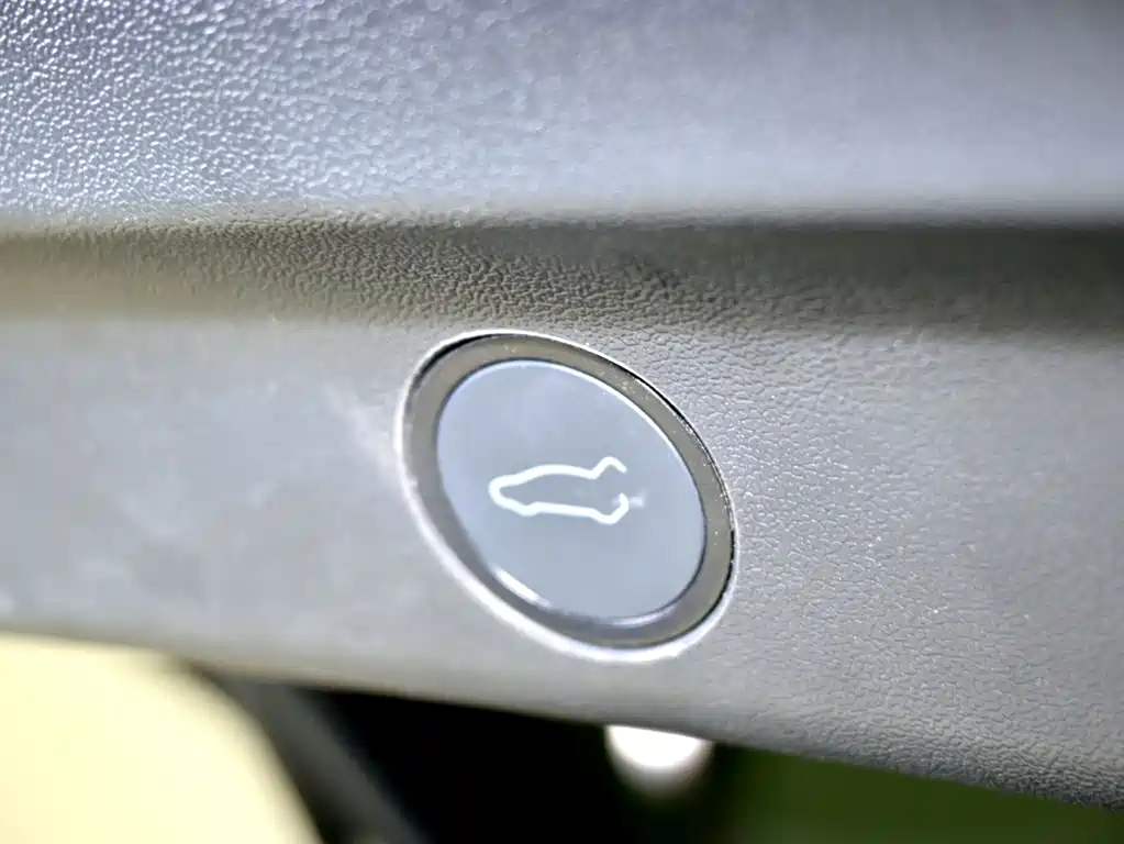 Tesla Model Y — миниатюра 9