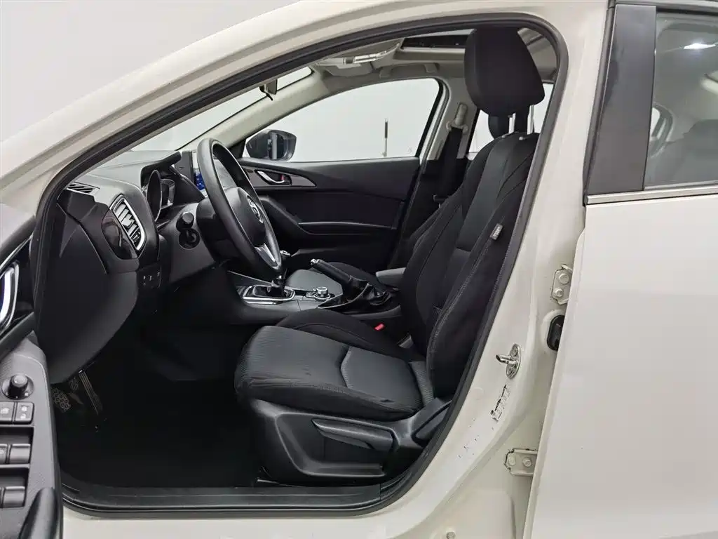 Mazda Mazda3 3 2016 1.5L MT Luxury