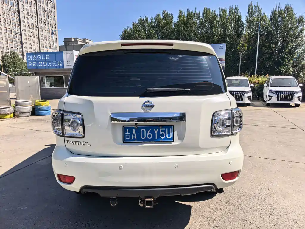 Nissan Patrol — миниатюра 8