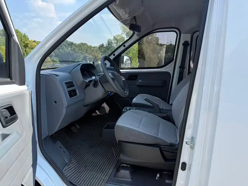 Wuling Yangguang — миниатюра 7