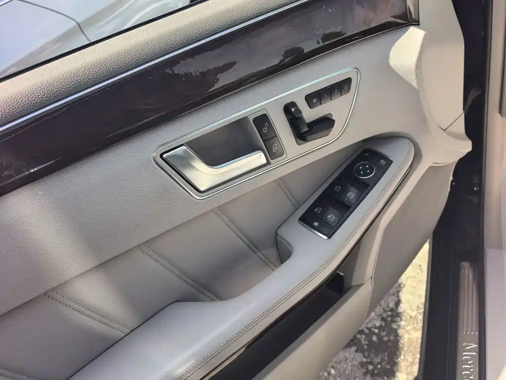 Mercedes-Benz E-Class — миниатюра 7