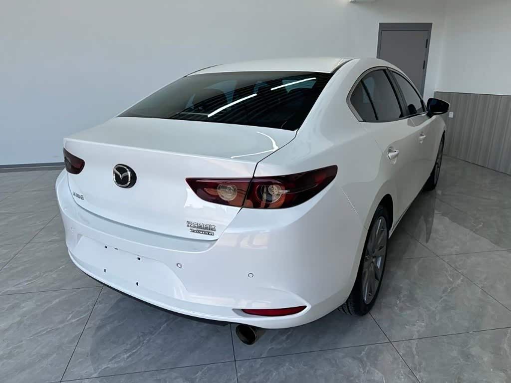 Mazda Mazda3 Axela 2.0 л 2023 г. Белый, пробег 32000 км