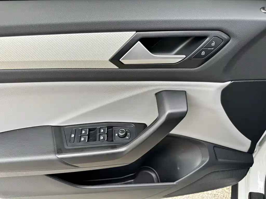 Volkswagen T-Roc — миниатюра 23