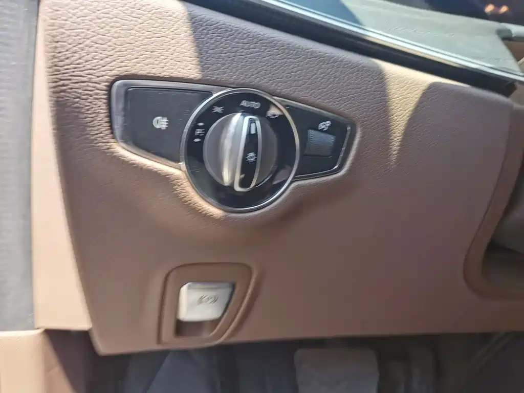 Mercedes-Benz E-Class — миниатюра 10