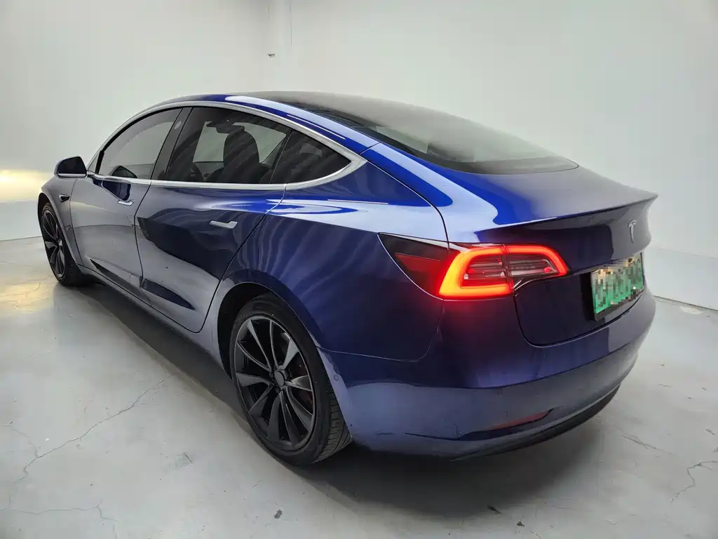 Tesla Model 3 — миниатюра 3