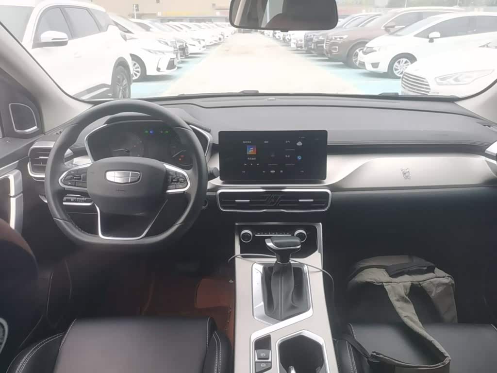 Geely Binyue 1.5 л 2024 г. Серебристо-серый, пробег 15900 км