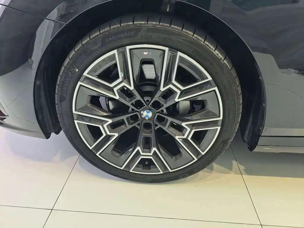 BMW 5 Series — миниатюра 6