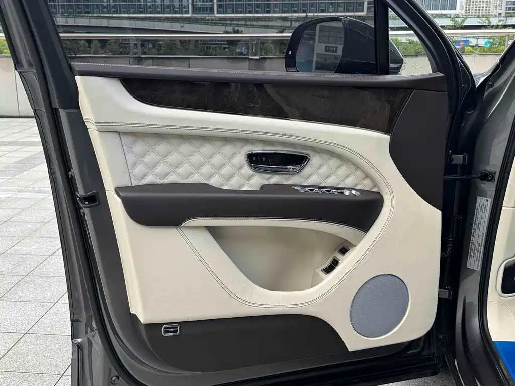 Bentley Bentayga PHEV — миниатюра 10