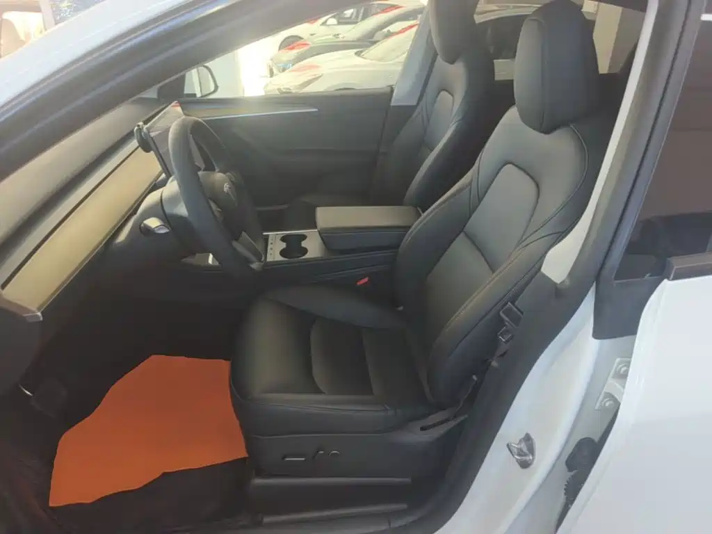 Tesla Model Y — миниатюра 15