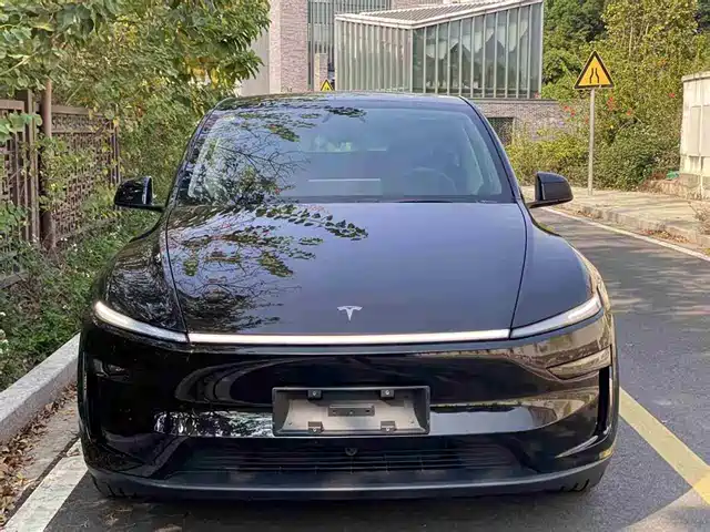 TESLA MODEL Y 2026