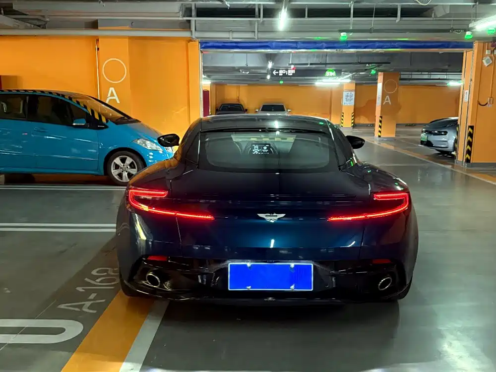 Aston Martin DB11 — миниатюра 10