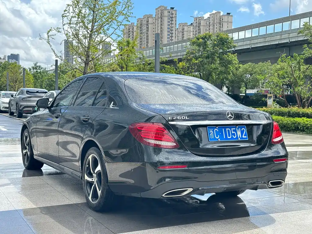 Mercedes-Benz E-Class — миниатюра 6