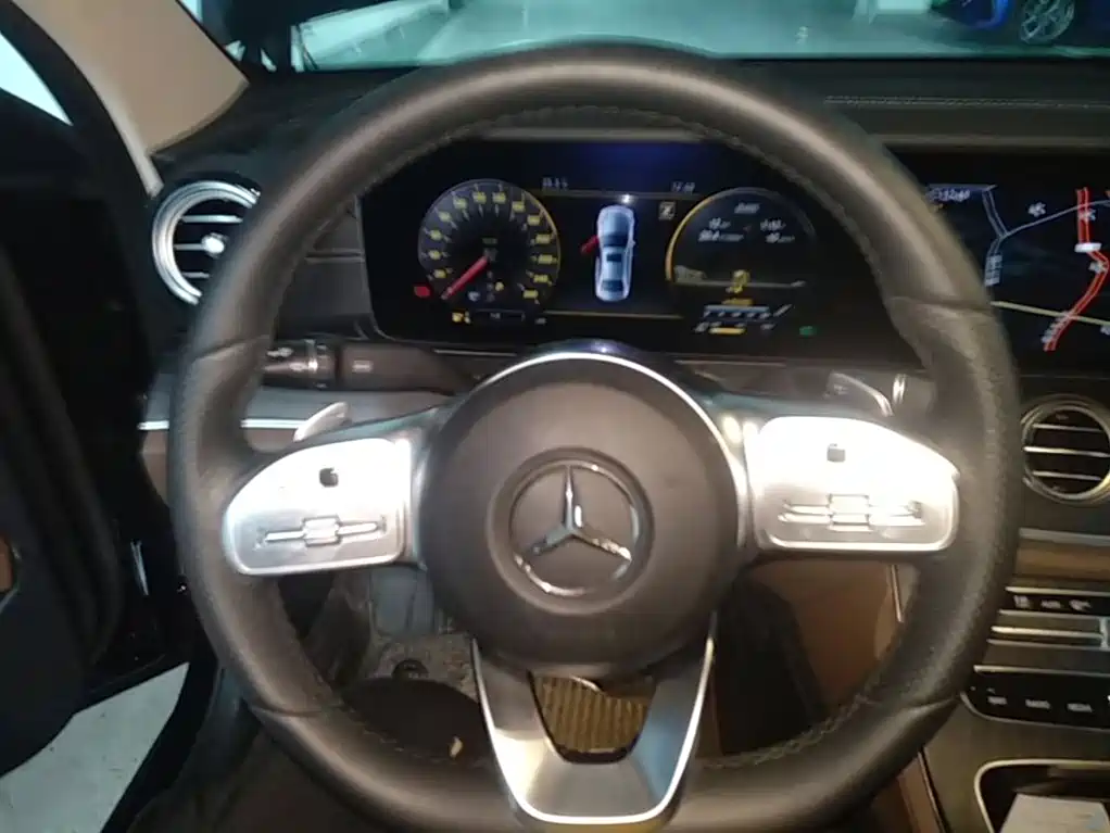 Mercedes-Benz E-Class — миниатюра 11