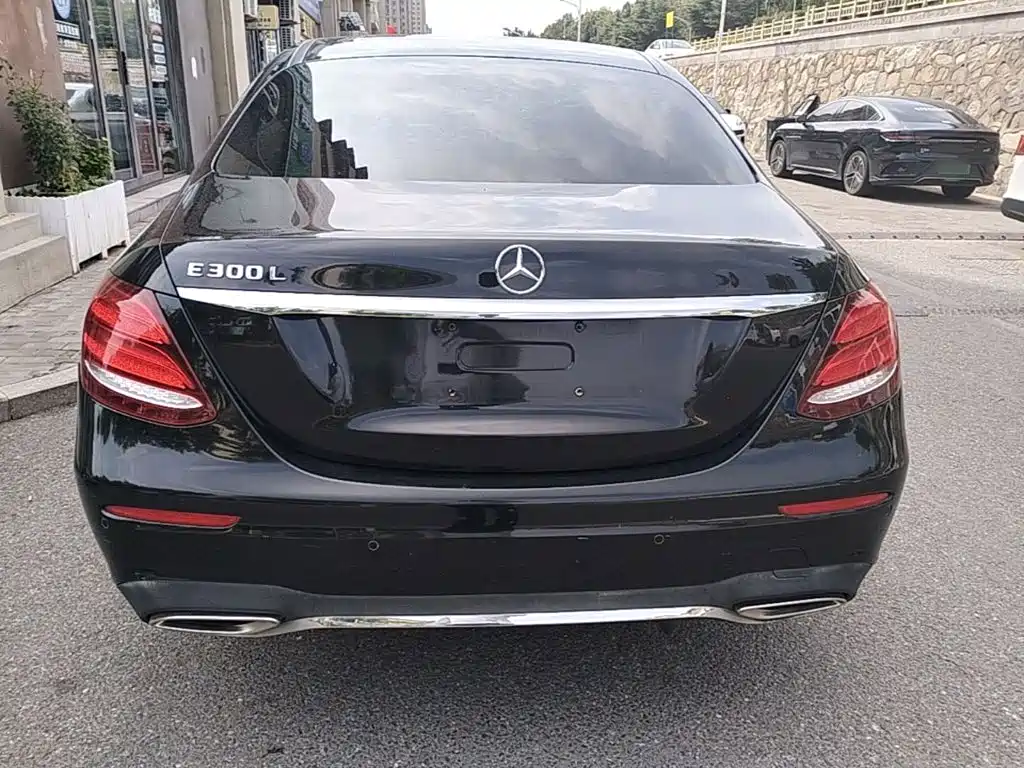 Mercedes-Benz E-Class — миниатюра 6