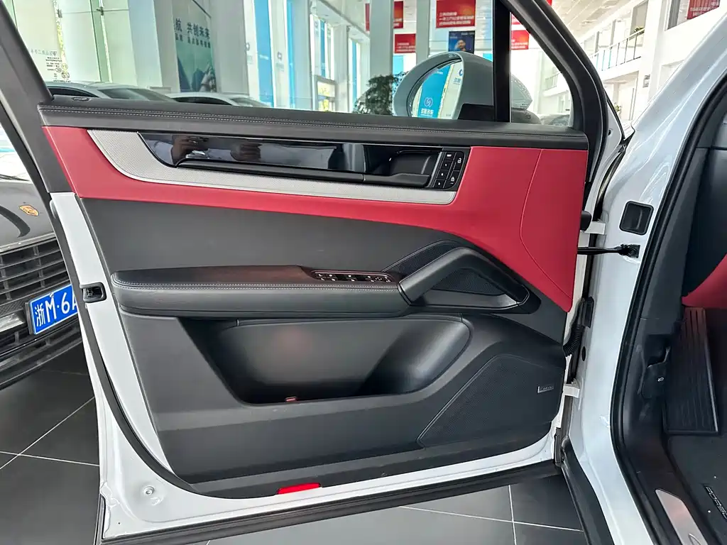 Porsche Cayenne — миниатюра 9