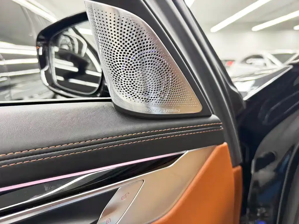 BMW 7 Series — миниатюра 13
