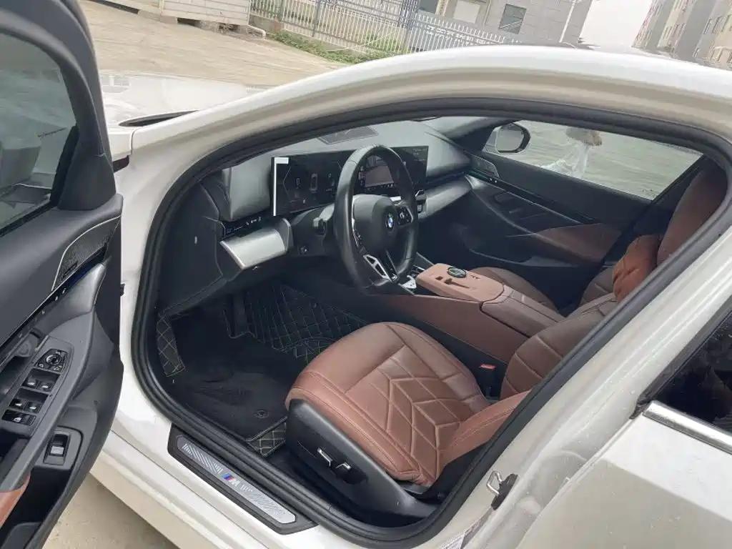 BMW 5 Series — миниатюра 9
