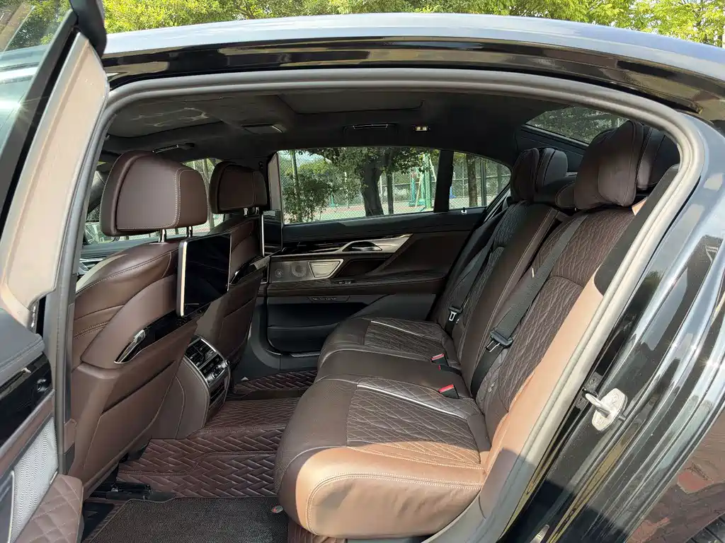BMW 7 Series — миниатюра 13