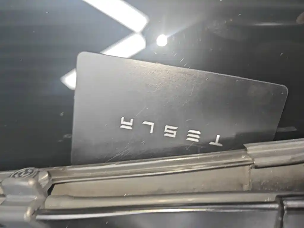 Tesla Model Y — миниатюра 9