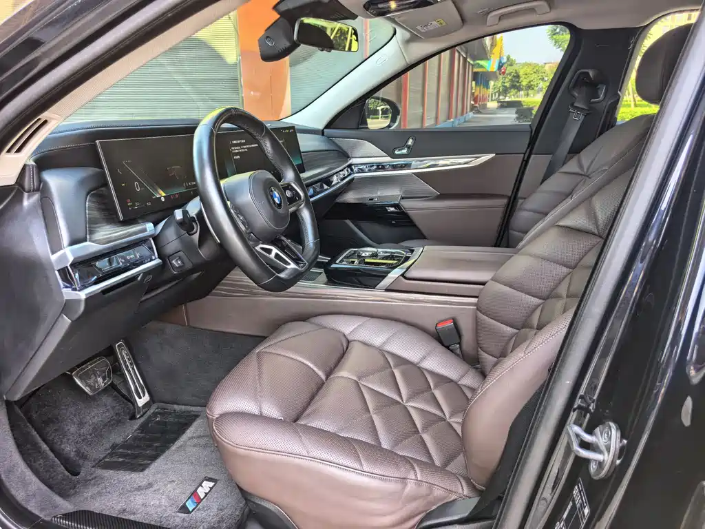 BMW 7 Series — миниатюра 8