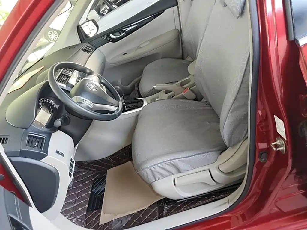 Nissan Tiida — миниатюра 15
