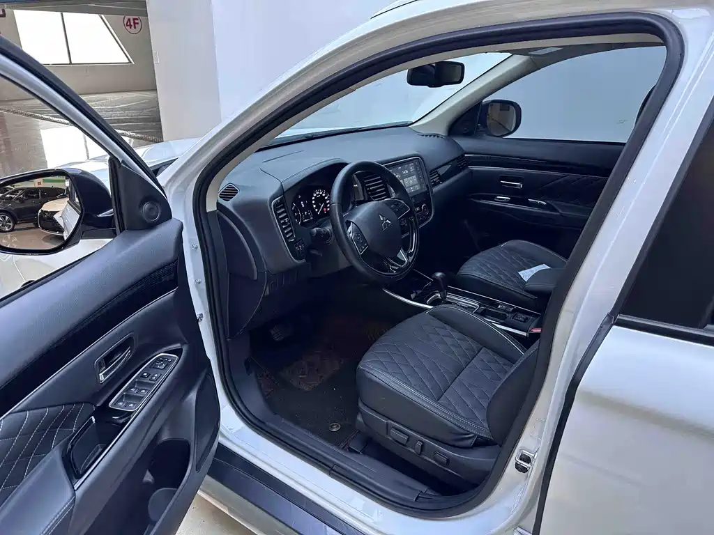 Mitsubishi Outlander — миниатюра 10