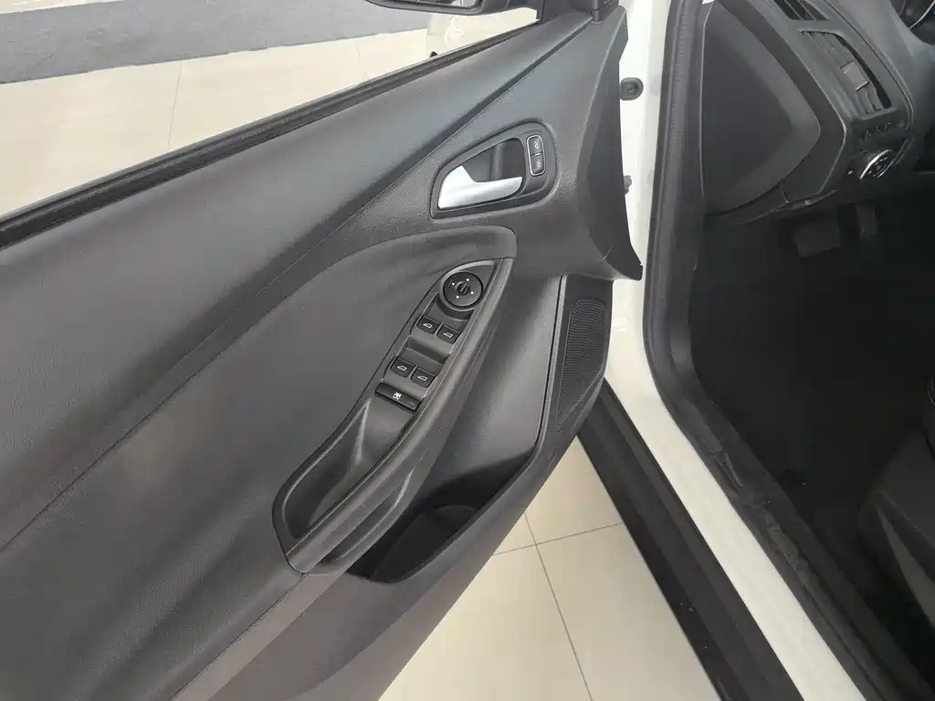 Ford Focus — миниатюра 10
