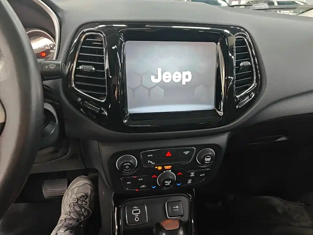 Jeep Compass — миниатюра 13