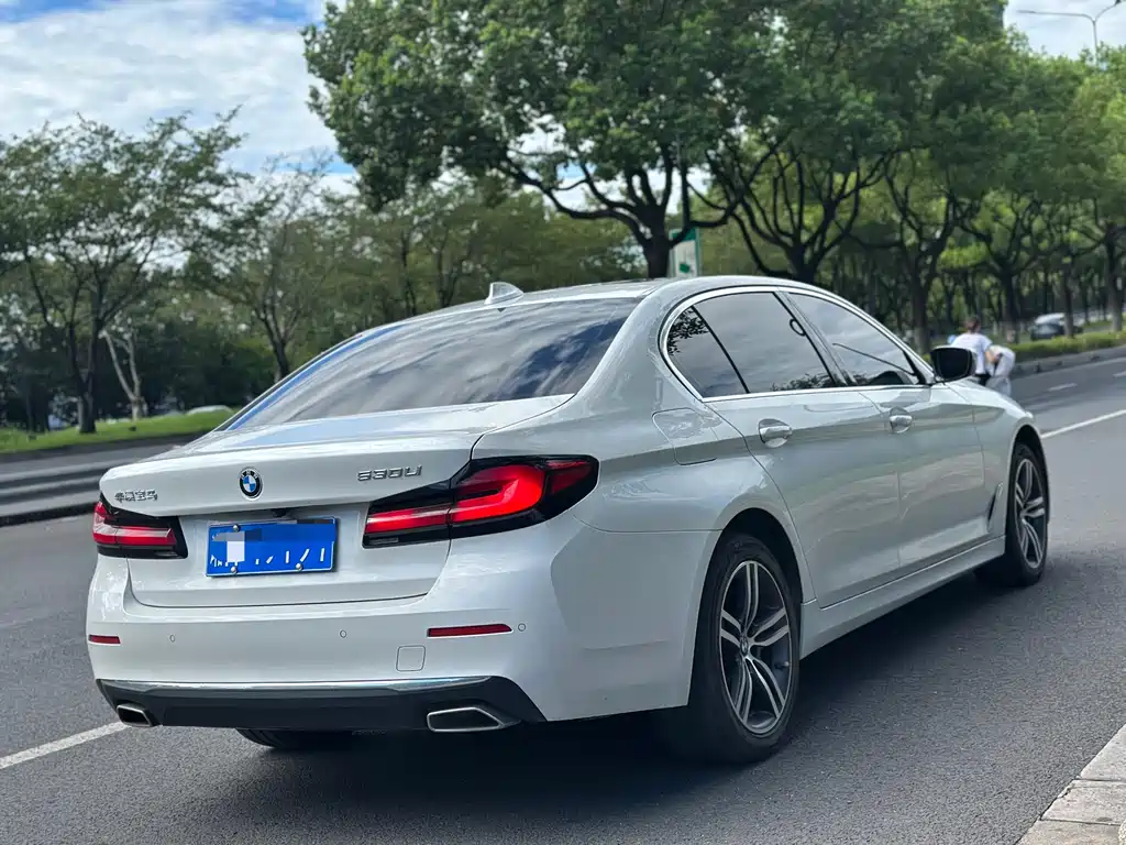 BMW 5 Series — миниатюра 7