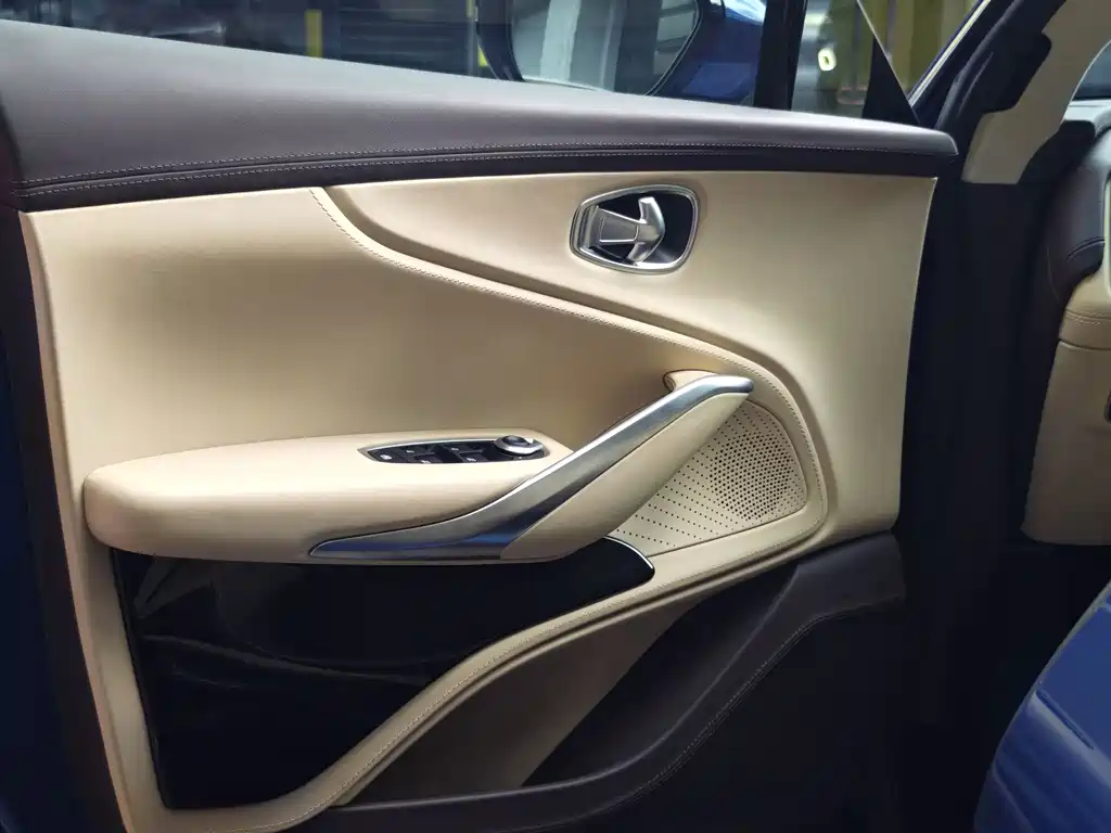 Aston Martin DBX — миниатюра 6