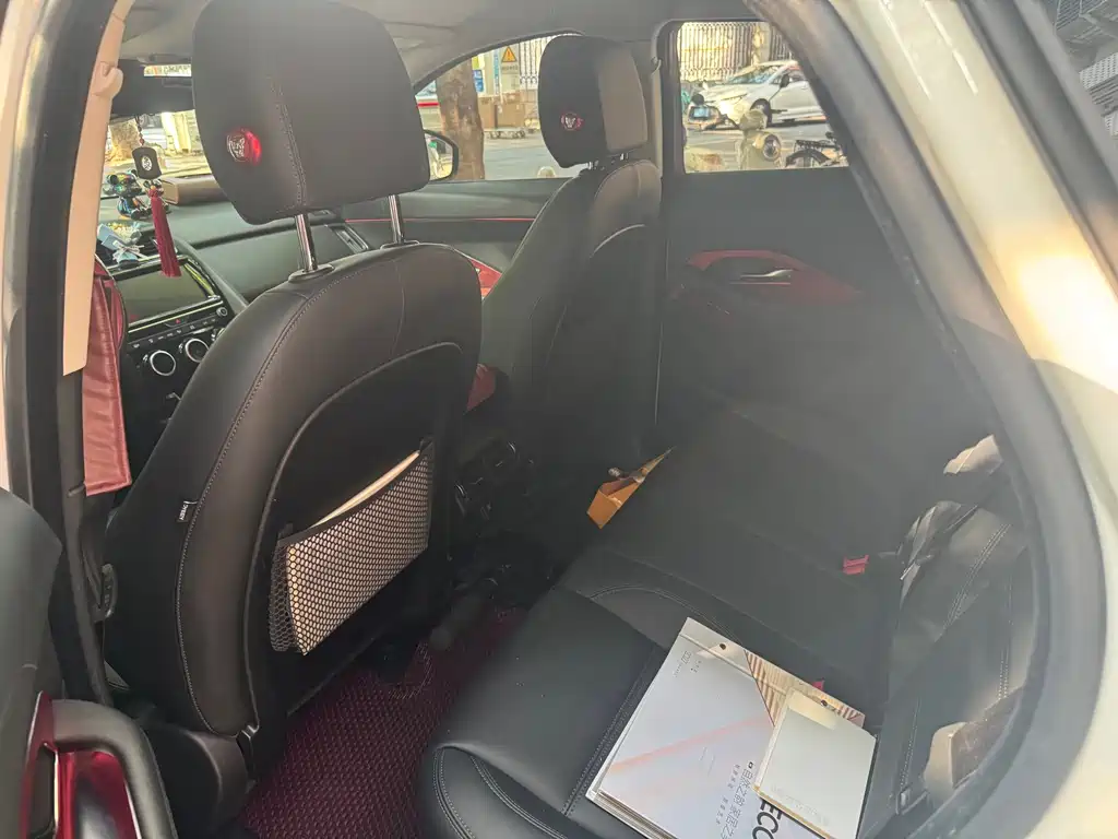 Jaguar E-PACE — миниатюра 8