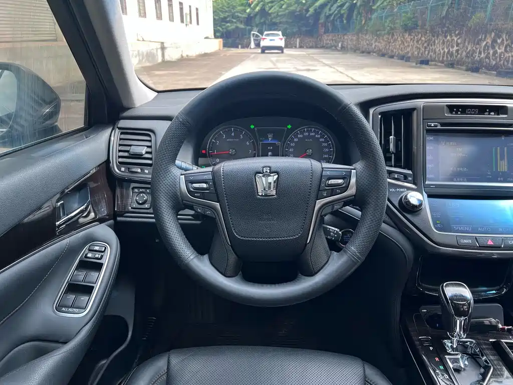 Toyota Crown — миниатюра 8