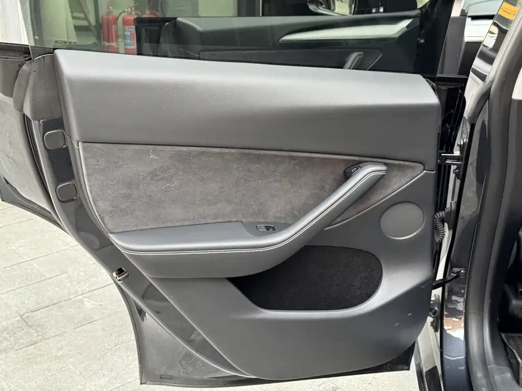 Tesla Model Y — миниатюра 14