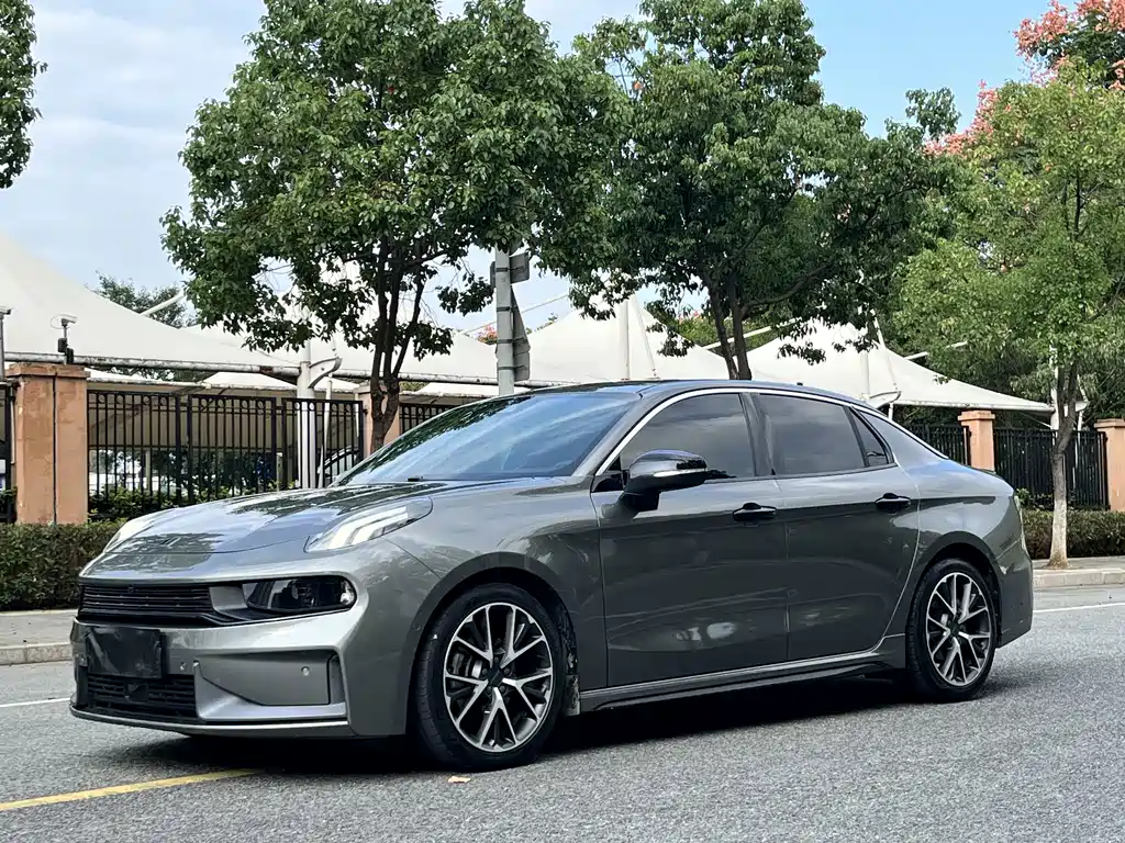 Lynk & Co 03
