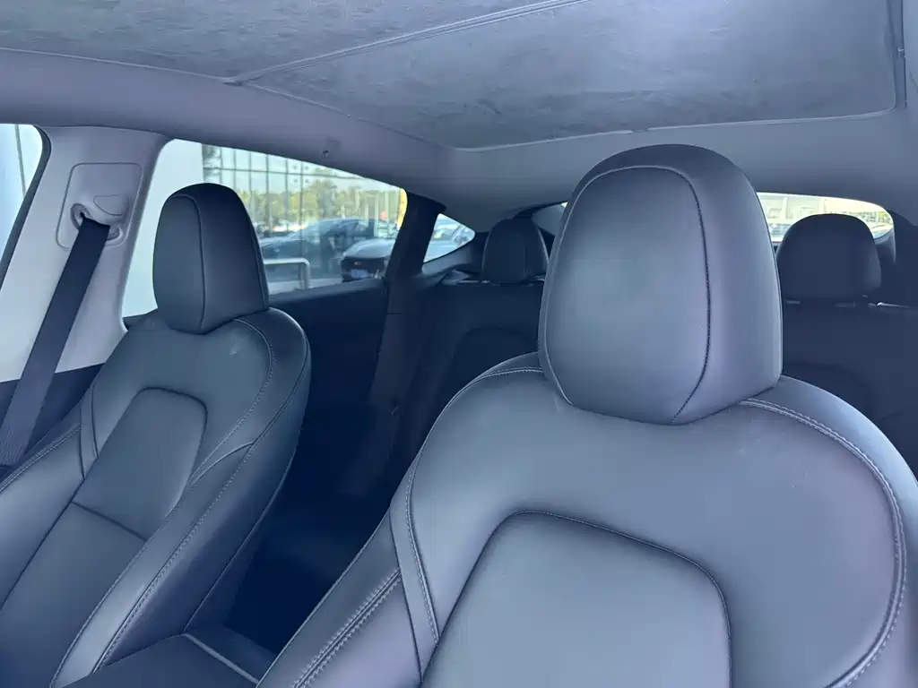 Tesla Model Y — миниатюра 9