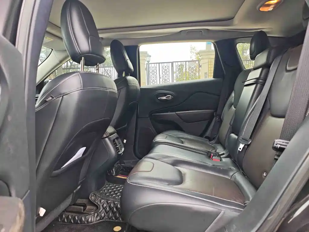 Jeep Cherokee — миниатюра 3
