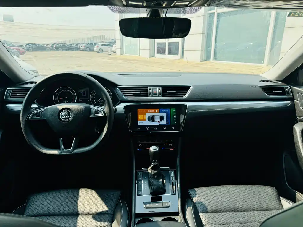 Skoda Superb — миниатюра 12