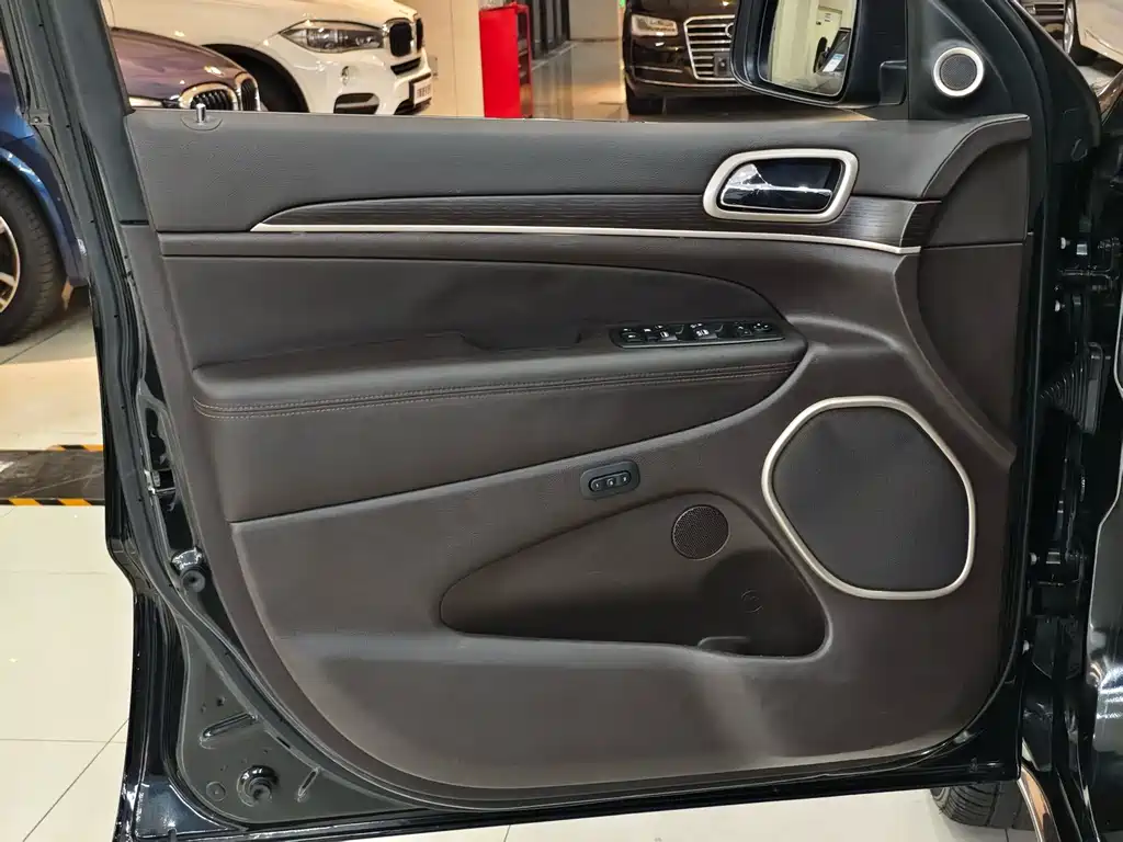 Jeep Grand Cherokee (Import) — миниатюра 4